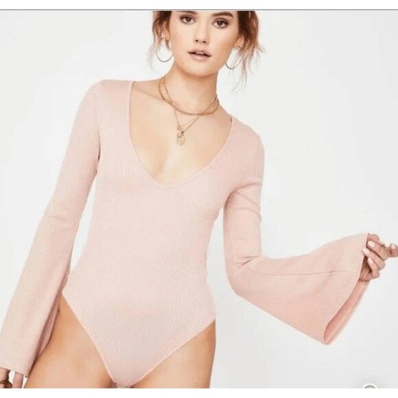 FREE PEOPLE Charli Thong Bodysuit Dusty Pink Bell Sleeveless Size Small VNeck - Picture 1 of 16